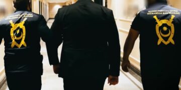 Azərbaycanda vəzifəli şəxs rüşvət alarkən TUTULDU