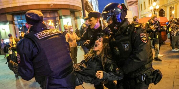 Putinin səfərbərlik sərəncamı ölkəni alt-üst etdi – FOTO