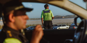 Onu saxlayan polislərin üzərinə bıçaq çıxardı, həbs olundu