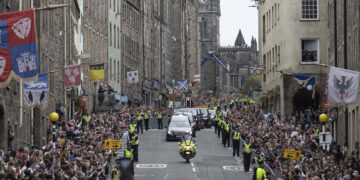 Kraliça II Elizabetin cənazəsi Edinburq şəhərinə aparıldı – Fotolar