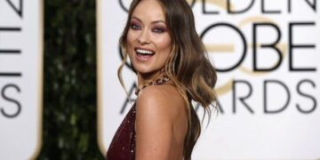 Məşhur aktrisa mərasimə alt paltarsız gəldi – FOTO