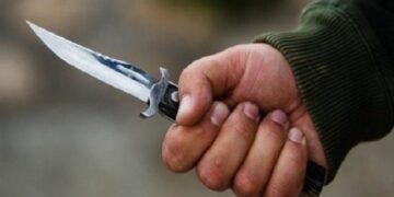 Anasınının boyunbağısına görə adam bıçaqladı