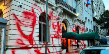 Bir qrup şəxs Rusiya Federasiyasının Nyu-Yorkdakı Baş Konsulluğunun binasını qırmızı boya ilə boyayıb.  İnsidentdən sonra Rusiya tərəfi ABŞ-ın aidiyyəti qurumlarına müraciət ünvanlayıb.  Nyu-York polisi faktla bağlı araşdırmanın aparıldığını, hələlik həbs olunanların olmadığını bildirib.