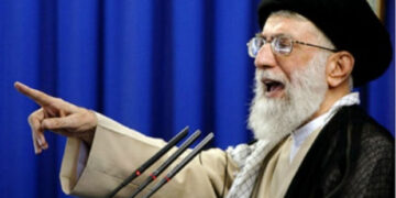 İranlı tələbələr Xameneyinin banerini dağıtdılar – VİDEO