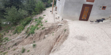 Astarada torpaq sürüşməsi: Ev təhlükəli vəziyyətə düşüb – FOTO