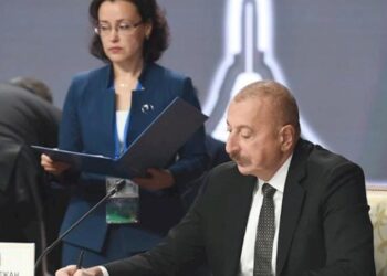 Prezident Makrondan danışdı: “Küçə leksikonundan istifadə edir”