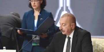 Prezident Makrondan danışdı: “Küçə leksikonundan istifadə edir”