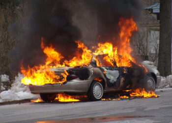 Binəqədidə iki avtomobil yanıb
