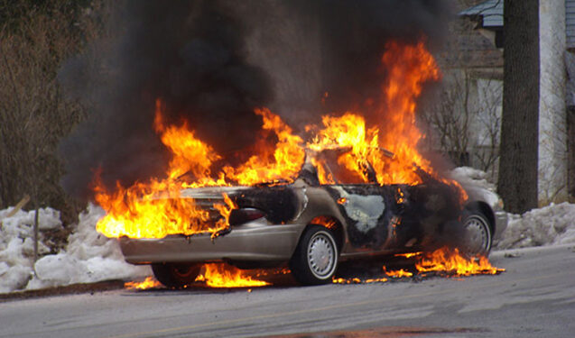 Binəqədidə iki avtomobil yanıb