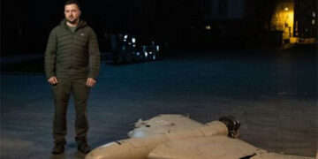 Zelenski vurulmuş “Şahed-136” İran PUA-sının yanından video-müraciət etdi