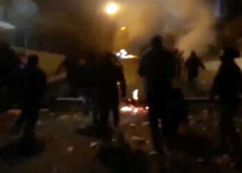 Güney Azərbaycanda qəzəblənmiş əhali molla rejiminə məxsus maşınları yandırıb – VİDEO