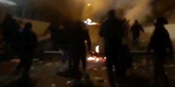 Güney Azərbaycanda qəzəblənmiş əhali molla rejiminə məxsus maşınları yandırıb – VİDEO