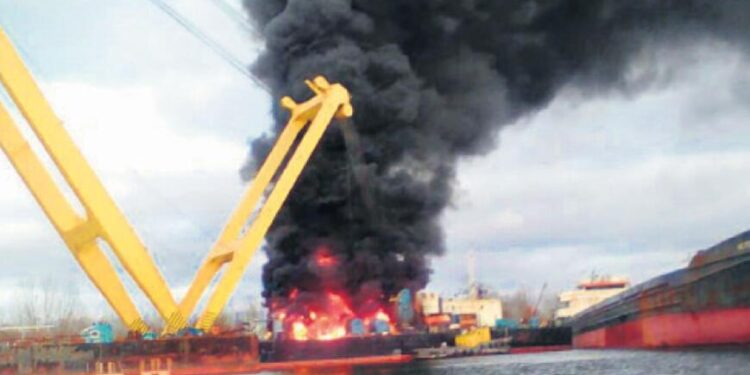 Ruslar türk gəmisini vurdu: Hər an bata bilər