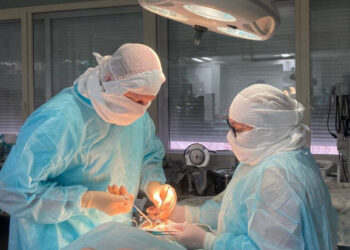 Rusiyada 12 yaşlı qızın mədəsindən nəhəng saç topası çıxdı – FOTO