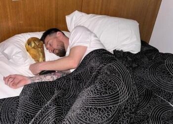 Messi dünya kuboku ilə yatdı – Foto