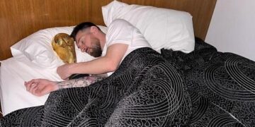 Messi dünya kuboku ilə yatdı – Foto