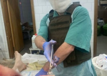 Sankt-Peterburda yaralı əsgərin ayağından partlamağa hazır mina parçası çıxarılıb – FOTO