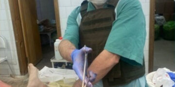 Sankt-Peterburda yaralı əsgərin ayağından partlamağa hazır mina parçası çıxarılıb – FOTO