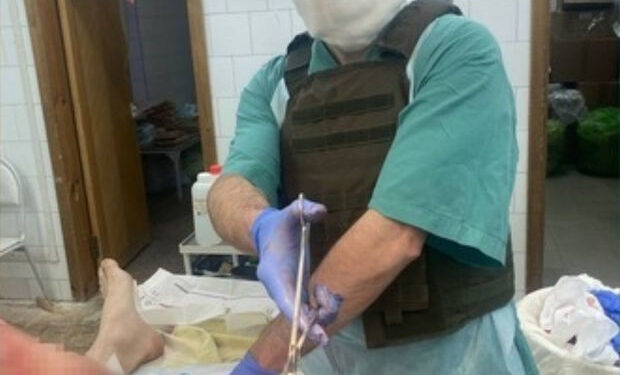 Sankt-Peterburda yaralı əsgərin ayağından partlamağa hazır mina parçası çıxarılıb – FOTO