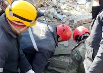 Azərbaycanın xilasediciləri 128 saat sonra 2 bacını dağıntılar altından çıxardı – Foto