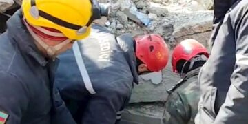 Azərbaycanın xilasediciləri 128 saat sonra 2 bacını dağıntılar altından çıxardı – Foto