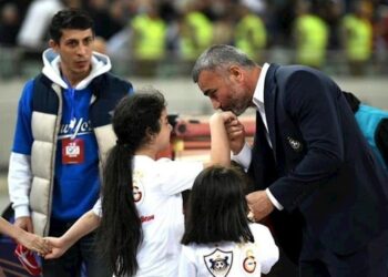 Qurban Qurbanov şəhidimizin qızları ilə… – Foto