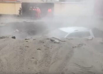 Sankt-Peterburqda avtomobil “yerin altına girdi” – VİDEO