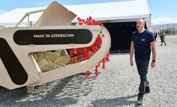 Prezident “Araz Vadisi İqtisadi Zonası”ndakı işlərlə tanış olub, bir neçə müəssisənin təməlini qoyub – FOTO