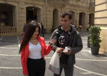 Salfet sataraq ailəsini dolandıran şəxs: “Gözləri görməyən həyat yoldaşım mənə güc verir” – VİDEO