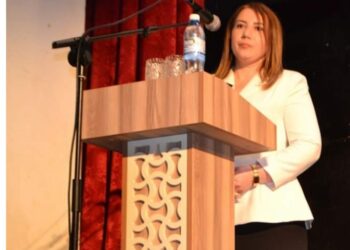 Xəbər verdiyimiz kimi, gələn il yanvarın 1-dən Azərbaycana idxal edilən tropik meyvələr 15 faiz gömrük rüsumundan azad ediləcək. Nazirlər Kabinetinin müvafiq qərarı 31 dekabr 2030-cu ilədək qüvvədə olacaq.  Bəs, bu xaricdən idxal edilən sitrus meyvələrin qiymətinə təsir edəcəkmi?  ​KONKRET.az xəbər verir ki, mövzuya münasibət bildirən iqtisadçı ekspert Eyyub Kərimli Bakupost.az-a açıqlamasında deyib ki, bu tədbir nəticəsində xaricdən gələn meyvələrin qiyməti ucuzlaşacaq. Gömrük rüsumunun 15 faiz azaldılması məhsulun əlçatanlığının təmin olunmasına imkan verəcək:  “Tropik meyvələrin 15 faiz gömrük rüsumundan azad olunması müsbət haldır. Bu qiymətlərin ucuzlaşmasına səbəb olacaq. Həmçinin, bu tədbir nəticəsində digər meyvələrin qiymətinin enməsi üçün zəmin yaradacaq. Sözsüz ki, bu, yerli meyvələrin qiymətinə də təsir göstərəcək”.  İqtisadçının dediyinə görə, Azərbaycana ən müxtəlif ölkələrdən təzə meyvə məhsulları idxal olunur:  “Bu məhsullar arasında sitrus, tropik meyvələrlə yanaşı, Azərbaycanın iqlim şəraitində yetişən meyvələr də var. Sitrus və tropik meyvələrin idxalı başadüşüləndir. Çünki ölkəmizin iqlim şəraiti həmin məhsulları yetişdirməyə imkan vermir”. ​  İqtisadçı ekspert Natiq Cəfərli də hesab edir ki, tropik meyvələrin 15 faizlik gömrük rüsumundan azad edilməsi qiymətlərə müsbət təsir edəcək:  “Məntiqlə rüsumdan azad olunan bütün məhsulların qiyməti ucuzlaşmalıdır. Tropik meyvələrin 15 faizlik gömrük rüsumundan azad edilməsi müəyyən dərəcədə qiymətlərə təsir edəcək. Hətta, qiymətlərdə endirimlər ola bilər. Tropik meyvələr gündəlik tələbat məhsulları olmadığına görə, bu qərar vətəndaşın büdcəsinə əhəmiyyətli təsir göstərməyəcək. Çünki bunlar Azərbaycanın rasionunda az yer tutan məhsullardır”.