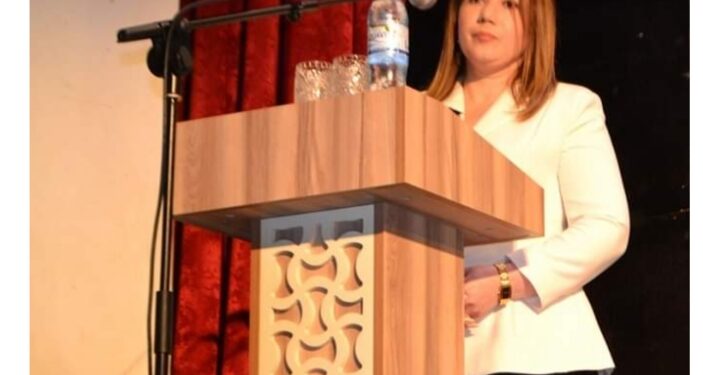 Xəbər verdiyimiz kimi, gələn il yanvarın 1-dən Azərbaycana idxal edilən tropik meyvələr 15 faiz gömrük rüsumundan azad ediləcək. Nazirlər Kabinetinin müvafiq qərarı 31 dekabr 2030-cu ilədək qüvvədə olacaq.  Bəs, bu xaricdən idxal edilən sitrus meyvələrin qiymətinə təsir edəcəkmi?  ​KONKRET.az xəbər verir ki, mövzuya münasibət bildirən iqtisadçı ekspert Eyyub Kərimli Bakupost.az-a açıqlamasında deyib ki, bu tədbir nəticəsində xaricdən gələn meyvələrin qiyməti ucuzlaşacaq. Gömrük rüsumunun 15 faiz azaldılması məhsulun əlçatanlığının təmin olunmasına imkan verəcək:  “Tropik meyvələrin 15 faiz gömrük rüsumundan azad olunması müsbət haldır. Bu qiymətlərin ucuzlaşmasına səbəb olacaq. Həmçinin, bu tədbir nəticəsində digər meyvələrin qiymətinin enməsi üçün zəmin yaradacaq. Sözsüz ki, bu, yerli meyvələrin qiymətinə də təsir göstərəcək”.  İqtisadçının dediyinə görə, Azərbaycana ən müxtəlif ölkələrdən təzə meyvə məhsulları idxal olunur:  “Bu məhsullar arasında sitrus, tropik meyvələrlə yanaşı, Azərbaycanın iqlim şəraitində yetişən meyvələr də var. Sitrus və tropik meyvələrin idxalı başadüşüləndir. Çünki ölkəmizin iqlim şəraiti həmin məhsulları yetişdirməyə imkan vermir”. ​  İqtisadçı ekspert Natiq Cəfərli də hesab edir ki, tropik meyvələrin 15 faizlik gömrük rüsumundan azad edilməsi qiymətlərə müsbət təsir edəcək:  “Məntiqlə rüsumdan azad olunan bütün məhsulların qiyməti ucuzlaşmalıdır. Tropik meyvələrin 15 faizlik gömrük rüsumundan azad edilməsi müəyyən dərəcədə qiymətlərə təsir edəcək. Hətta, qiymətlərdə endirimlər ola bilər. Tropik meyvələr gündəlik tələbat məhsulları olmadığına görə, bu qərar vətəndaşın büdcəsinə əhəmiyyətli təsir göstərməyəcək. Çünki bunlar Azərbaycanın rasionunda az yer tutan məhsullardır”.