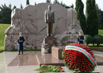 Heydər Əliyevin 100 illik yubileyində dövlət qurumlarının nümayəndələri Fəxri xiyabanı ziyarət edirlər – FOTO