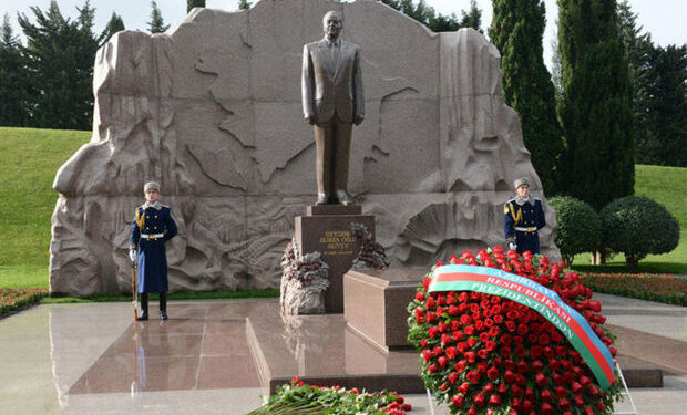 Heydər Əliyevin 100 illik yubileyində dövlət qurumlarının nümayəndələri Fəxri xiyabanı ziyarət edirlər – FOTO