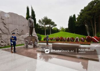 İlham Əliyev, Mehriban Əliyeva və ailə üzvləri Heydər Əliyevin məzarını ziyarət ediblər