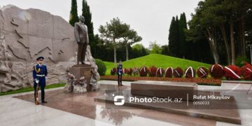 İlham Əliyev, Mehriban Əliyeva və ailə üzvləri Heydər Əliyevin məzarını ziyarət ediblər