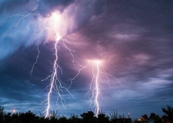 Orta məktəbi ildırım vurdu, yanğın başladı
