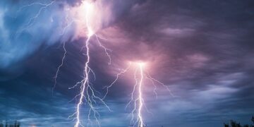 Orta məktəbi ildırım vurdu, yanğın başladı