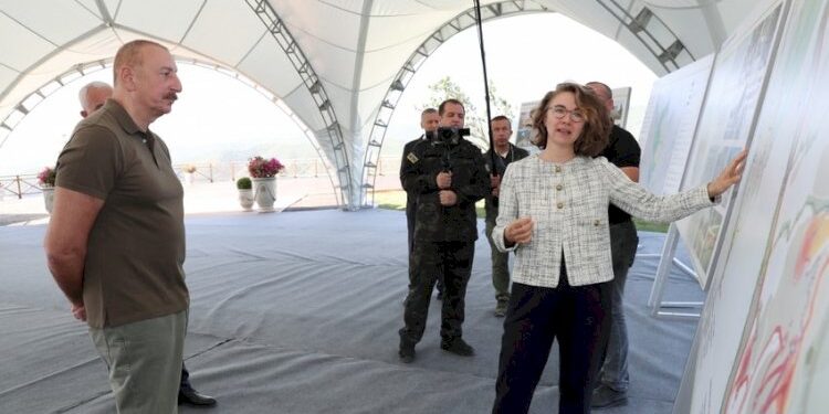 Dövlət başçısına Laçın şəhərinin Baş planı təqdim olundu