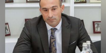 Kürdəmir Regional Mədəniyyət İdarəsinin rəhbərliyi musiqi müəlliminin qızını məktəbdən çıxartdırıb – QALMAQAL
