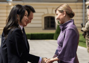 50 yaşlı birinci xanım görünüşü ilə ukraynalıları heyrətə saldı