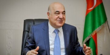 Xalq yazıçısı yenə Azərbaycan dilində danışa bilmədi – FOTO