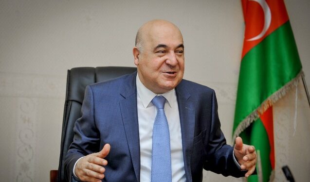 Xalq yazıçısı yenə Azərbaycan dilində danışa bilmədi – FOTO