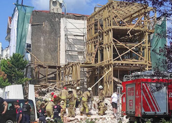 İstanbulda tarixi bina çökdü – Dağıntılar altında qalan var