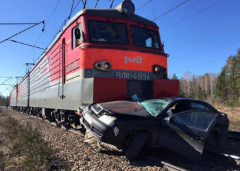 Avtomobil qatara çırpıldı – Xəsarət alanlar var