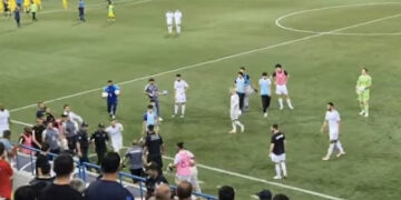 Polisin futbol zamanı meydana girən azarkeşi vurması iddiasına – Rəsmi cavab