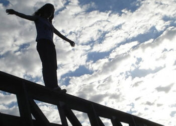 19 yaşlı qız özünü körpüdən atdı