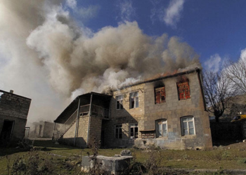 Ağdərədə erməni sakinlər kütləvi şəkildə evləri yandırır-VİDEO