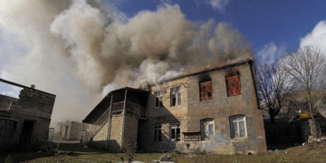 Ağdərədə erməni sakinlər kütləvi şəkildə evləri yandırır-VİDEO