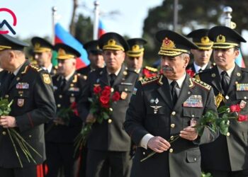 Müdafiə Nazirliyinin rəhbər heyəti Şəhidlər xiyabanını ziyarət etdi – Foto