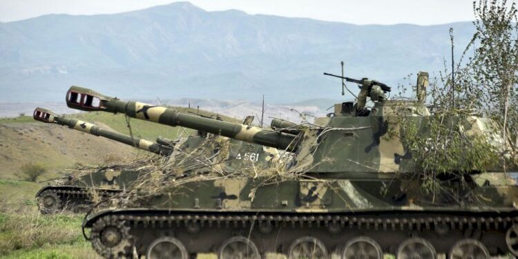 Ermənistan ağır texnikanı sərhədə yığdı